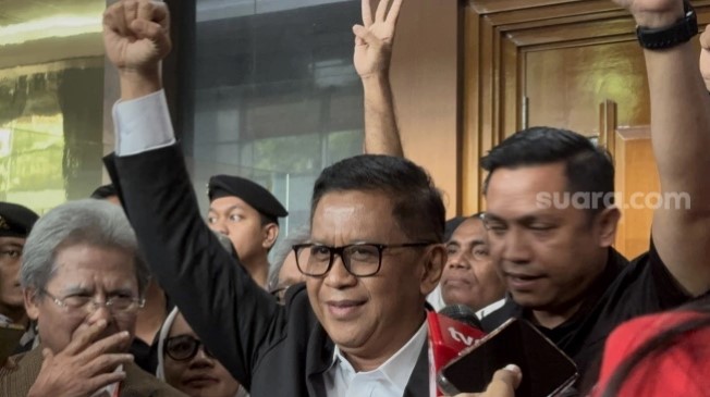 Terdakwa kasus korupsi yang juga Sekjen PDIP Hasto Kristiyanto pekik ‘Merdeka’ dan kepalkan tangan usai dituntut 7 tahun penjara. (Suara.com/Dea)