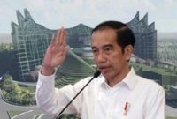 Kolase foto Jokowi dan IKN. Pegiat media sosial melempar wacana, bila IKN turun kelas menjadi ibu kota provinsi Kaltim, maka Jokowi bisa diproses hukum karena dinilai merugikan negara ratusan triliun rupiah. Sebab, hakim pengadilan menghukum Tom Lembong dengan skema yang mirip. [Suara.com]