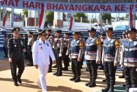 Pj Bupati Barut, Indra Gunawan bertindak selaku inspektur upacara (Irup) pada peringatan HUT Ke-79 Bhayangkara, di Arena Tiara Batara Muara Teweh, Senin 1 Juli 2025. Foto: Diskominfosandi Barut