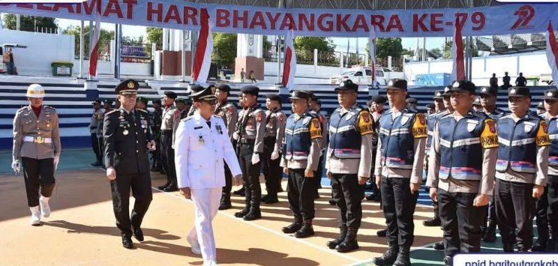 Pj Bupati Barut, Indra Gunawan bertindak selaku inspektur upacara (Irup) pada peringatan HUT Ke-79 Bhayangkara, di Arena Tiara Batara Muara Teweh, Senin 1 Juli 2025. Foto: Diskominfosandi Barut