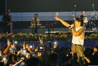 Grup Band Nidji dan Wulan Alora (KDI), secara khusus didatangkan oleh Pemkab Barito Utara (Barut), Kalteng, untuk menghibur masyarakat setempat, Selasa malam, 1 Juli 2025. Foto: Diskominfosandi Barut