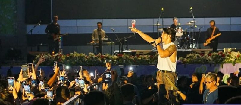 Grup Band Nidji dan Wulan Alora (KDI), secara khusus didatangkan oleh Pemkab Barito Utara (Barut), Kalteng, untuk menghibur masyarakat setempat, Selasa malam, 1 Juli 2025. Foto: Diskominfosandi Barut