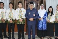 Pj Bupati Barito Utara (Barut), Indra Gunawan, memberikan apresiasi dan motivasi kepada empat pemuda pemudi daerah berbakat yang akan mewakili kabupaten setempat dalam Audisi Gita Bahana Nusantara (GBN) Tingkat Kalimantan Tengah (Kalteng), di Kota Palangka Raya yang dilaksanakan pada 7 sampai hingga 9 Juli 2025. Foto: Diskominfosandi Barut