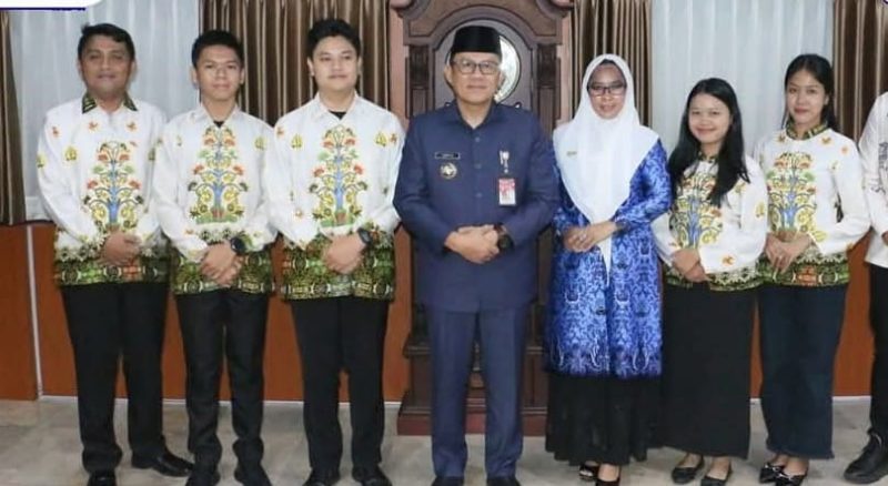Pj Bupati Barito Utara (Barut), Indra Gunawan, memberikan apresiasi dan motivasi kepada empat pemuda pemudi daerah berbakat yang akan mewakili kabupaten setempat dalam Audisi Gita Bahana Nusantara (GBN) Tingkat Kalimantan Tengah (Kalteng), di Kota Palangka Raya yang dilaksanakan pada 7 sampai hingga 9 Juli 2025. Foto: Diskominfosandi Barut