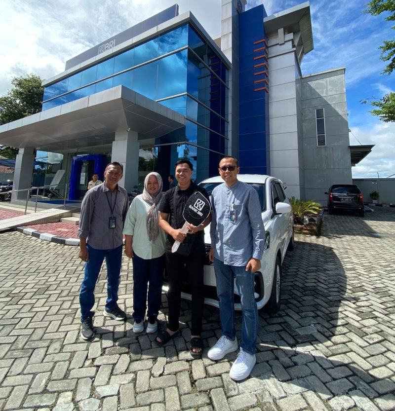 Soniel, menerima hadiah mobil pemenang BRI Simpedes. Foto. Humas BRI