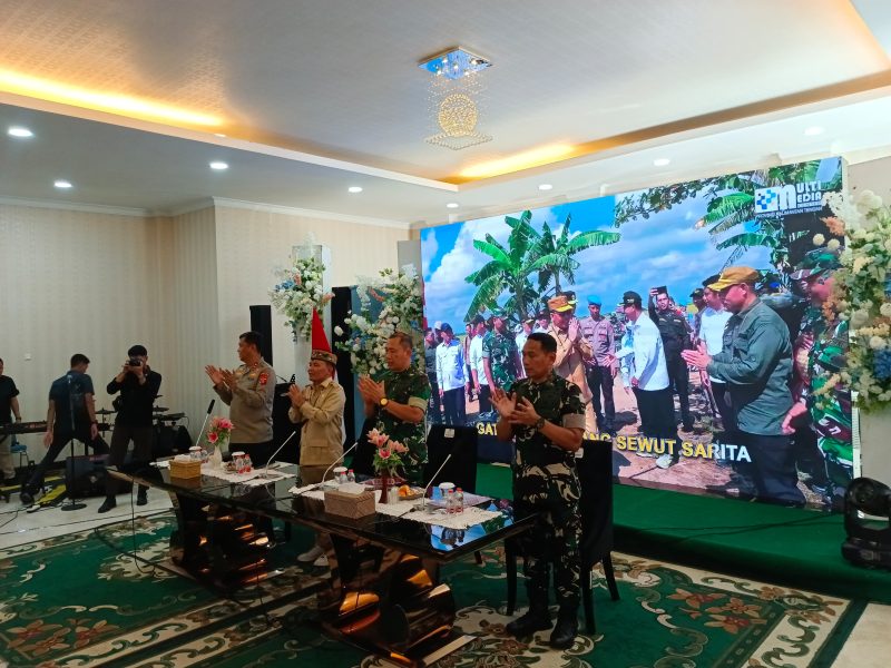Gubernur didampingi Pangdam XII/Tanjung Pura (TPR) Mayjen (TNI) Jamallulael, Kapolda Kalteng Irjen (Pol) Iwan Kurniawan, dan Danrem 102/Panju Panjung (PP) Brigjen (TNI) Wimoko. saat kunjungan kerja ke Muara Teweh, Selasa(8/7/25). Foto. Dullah