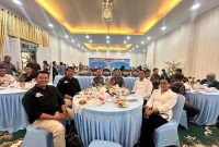 Dua paslon PSU Pilkada Barut, Shalahuddin-Felix Tingan dan Jimmy Carter-Inriaty, duduk bersama pada jamuan makan malam bersama gubernur Kalteng dan Forkopimda di rujab bupati, Selasa malam, 8 Juli 2025. Foto: Istimewa