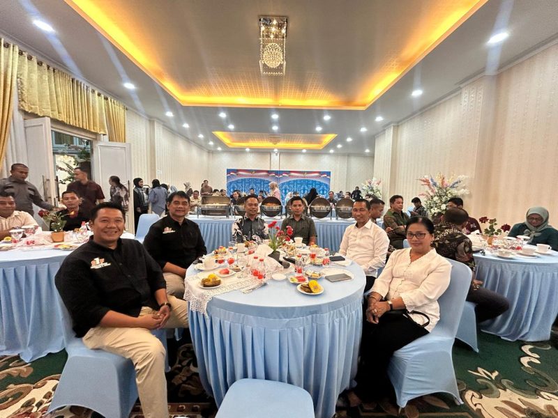 Dua paslon PSU Pilkada Barut, Shalahuddin-Felix Tingan dan Jimmy Carter-Inriaty, duduk bersama pada jamuan makan malam bersama gubernur Kalteng dan Forkopimda di rujab bupati, Selasa malam, 8 Juli 2025. Foto: Istimewa