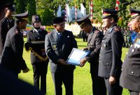 Dalam momentum puncak peringatan Hari Bhayangkara ke-79, sebanyak 35 personel Polres Tanah Laut (Tala), menerima penghargaan berkat dedikasi dan kinerja luar biasa mereka dalam menjalankan tugas dan pelayanan kepada masyarakat. Foto: MC Tala