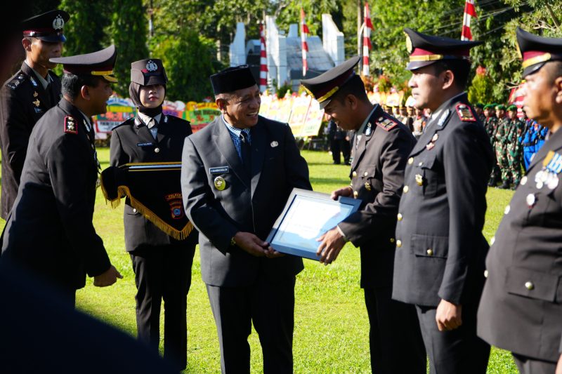 Dalam momentum puncak peringatan Hari Bhayangkara ke-79, sebanyak 35 personel Polres Tanah Laut (Tala), menerima penghargaan berkat dedikasi dan kinerja luar biasa mereka dalam menjalankan tugas dan pelayanan kepada masyarakat. Foto: MC Tala
