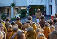 Bupati Tanah Laut (Tala) H Rahmat Trianto kembali mengingatkan pentingnya kedisiplinan dan percepatan realisasi program kerja pemerintah dalam sambutannya pada Apel Gabungan Aparatur Sipil Negara (ASN) di lingkungan Pemkab Tala, di halaman kantor bupati, Senin, 7 Juli 2025. Foto: MC Tala