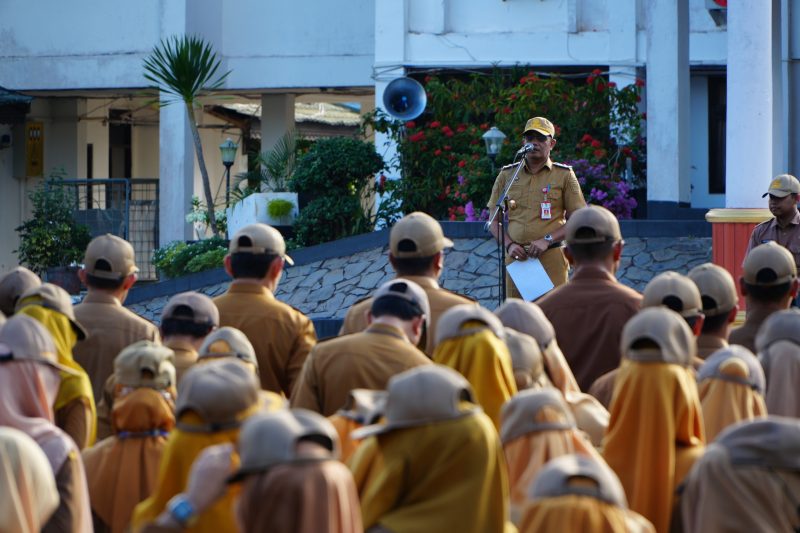Bupati Tanah Laut (Tala) H Rahmat Trianto kembali mengingatkan pentingnya kedisiplinan dan percepatan realisasi program kerja pemerintah dalam sambutannya pada Apel Gabungan Aparatur Sipil Negara (ASN) di lingkungan Pemkab Tala, di halaman kantor bupati, Senin, 7 Juli 2025. Foto: MC Tala