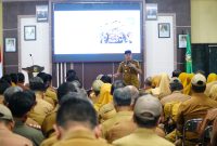 Bupati Tala H Rahmat Trianto, dan Wakil Bupati H Muhammad Zazuli, memberikan arahan penting kepada seluruh Aparatur Sipil Negara (ASN). Acara ini juga menjadi momen simbolis penandatanganan Piagam Audit Intern Pemkab Tala. Foto: MC Tala