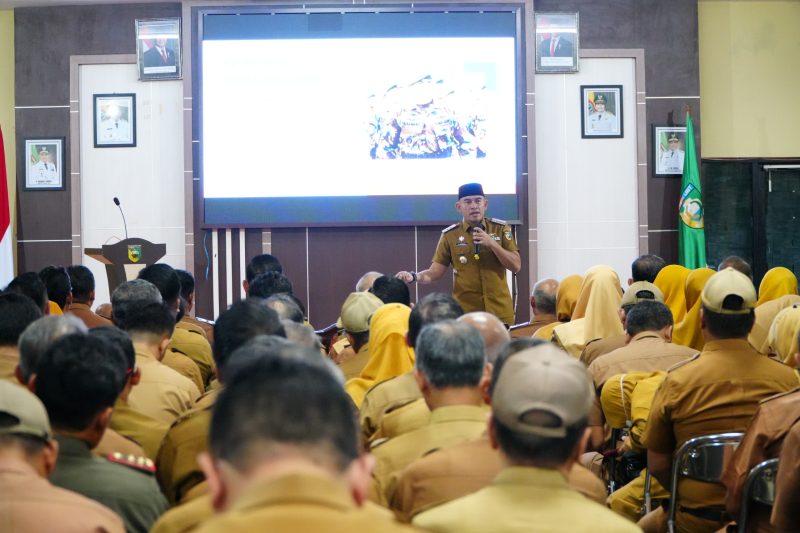 Bupati Tala H Rahmat Trianto, dan Wakil Bupati H Muhammad Zazuli, memberikan arahan penting kepada seluruh Aparatur Sipil Negara (ASN). Acara ini juga menjadi momen simbolis penandatanganan Piagam Audit Intern Pemkab Tala. Foto: MC Tala
