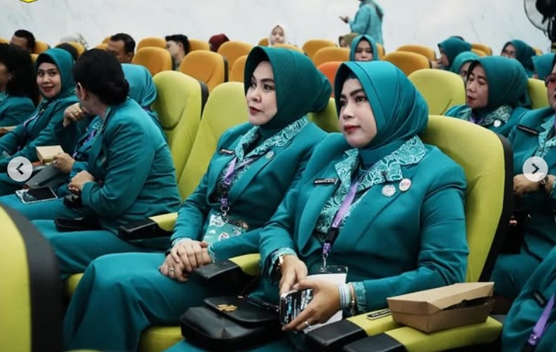 Ketua Tim Penggerak Pemberdayaan dan Kesejahteraan Keluarga (TP-PKK) Tanah Laut (Tala), Hj Dian Rahmat Trianto, turut hadir dalam Puncak Peringatan Hari Kesatuan Gerak (HKG) PKK Ke-53 yang dirangkai dengan Sidang Pleno Rapat Kerja Nasional (Rakernas) X PKK 2025 di Plenary Hall Sempaja, Samarinda, Kaltim, Selasa, 8 Juli 2025. Foto: MC Tala