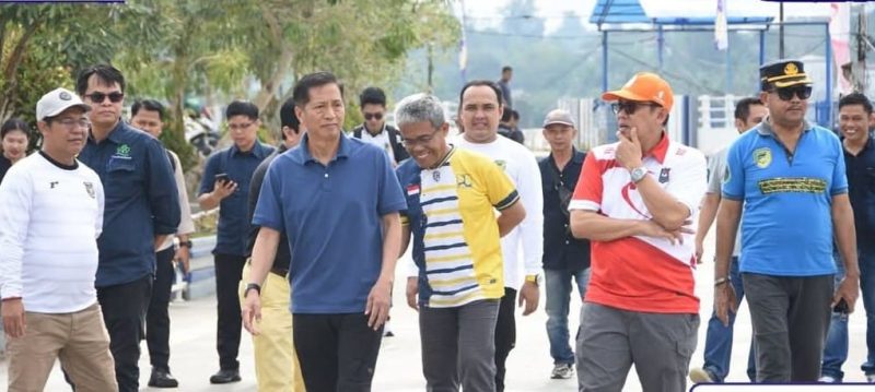 Pemkab Barito Utara (Barut), Kalteng, menunjukkan komitmennya dalam meningkatkan kesejahteraan masyarakat dengan melakukan peninjauan langsung ke kawasan rumah terapung (lanting) di water front city atau WFC yang tidak layak huni di Kelurahan Melayu, Teweh Tengah, pada Jumat, 11 Juli 2025. Foto: Diskominfosandi Barut