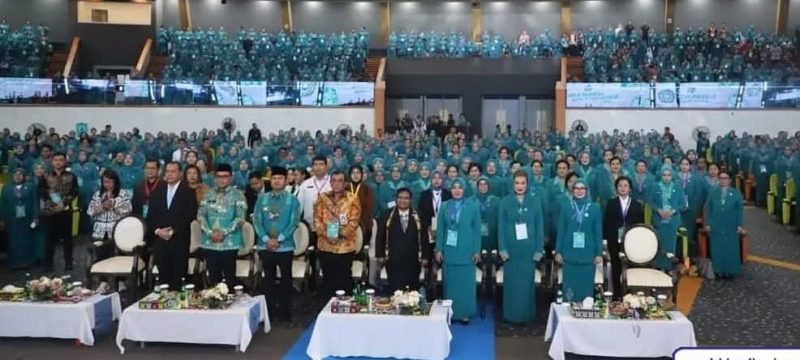 Pj Ketua Tim Penggerak PKK Barito Utara (Barut), Melly Novita Indra Gunawan, didampingi Sekretaris Jamiatul Rosidah dan Ketua Pokja III TP PKK Barut Khairunisa M Simon, menghadiri peringatan Hari Kesatuan Gerak (HKG) Ke-53 PKK sekaligus rapat kerja nasional (Rakernas) X PKK 2025 yang digelar di Convention Hall Samarinda, Kalimantan Timur, Selasa, 8 Juli 2025. Foto: Diskominfosandi Barut