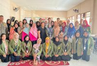 Kelompok KKN UPN Veteran Jatim berfoto bersama warga, usai kegiatan. Foto.Delia Anisya Fitri