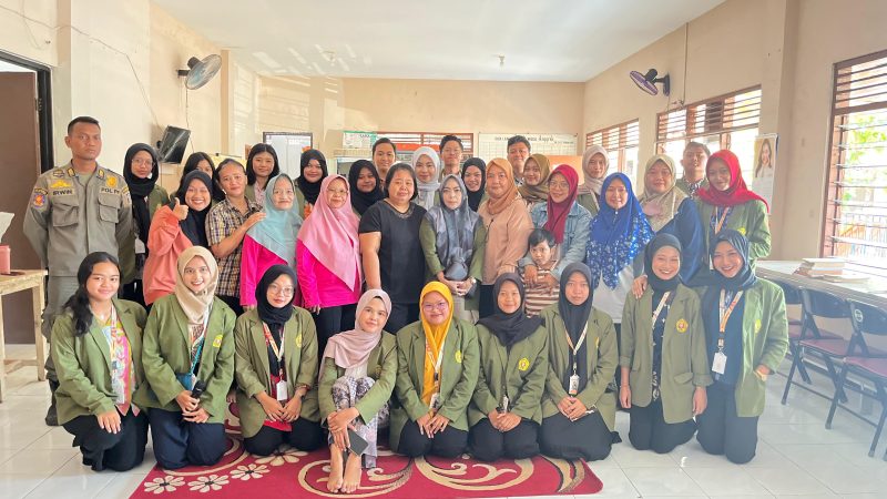 Kelompok KKN UPN Veteran Jatim berfoto bersama warga, usai kegiatan. Foto.Delia Anisya Fitri
