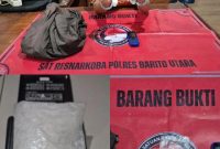 Pelaku pengedar narkoba AL alias Dile (30) warga Jalan Keladan, Lanjas, Teweh Tengah dan barang bukti sabu setengah ons lebih. Foto: Humas Polres Barut
