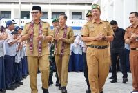 Penjabat (Pj) Bupati Barito Utara (Barut), Kalteng, Indra Gunawan, didampingi Sekretaris Daerah (Sekda) Muhlis, beserta unsur Forkompinda melakukan kunjungan kerja ke SMP Negeri 1 Muara Teweh dalam rangka pembinaan dan motivasi kepada peserta didik di awal tahun ajaran 2025/2026. Foto: Diskominfosandi Barut