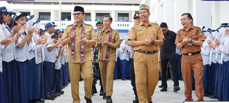 Penjabat (Pj) Bupati Barito Utara (Barut), Kalteng, Indra Gunawan, didampingi Sekretaris Daerah (Sekda) Muhlis, beserta unsur Forkompinda melakukan kunjungan kerja ke SMP Negeri 1 Muara Teweh dalam rangka pembinaan dan motivasi kepada peserta didik di awal tahun ajaran 2025/2026. Foto: Diskominfosandi Barut