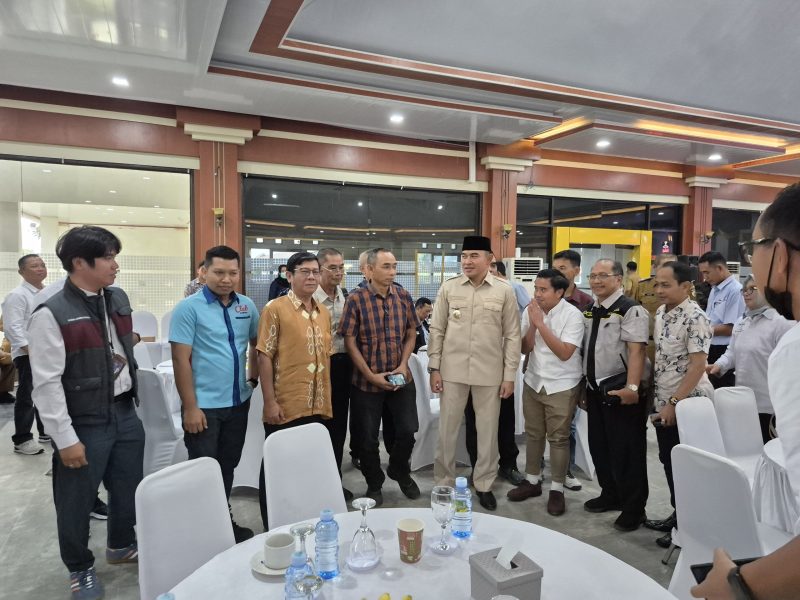 Bupati Tanah Laut (Tala), H Rahmat Trianto, mengajak puluhan badan usaha yang beroperasi di wilayahnya untuk lebih aktif berkontribusi terhadap pembangunan daerah. Foto: Istimewa