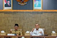 Penjabat (Pj) Bupati Barito Utara (Barut), Indra Gunawan didampingi oleh Sekda Muhlis beserta unsur kepala perangkat daerah lingkup pemerintah setempat mengikuti rapat entry meeting bersama BPK Perwakilan Kalimantan Tengah (Kalteng), dalam rangka pemeriksaan terinci atas laporan keuangan Pemkab Barut 2024, Senin, 14 Juni 2025. Foto: Diskominfosandi Barut