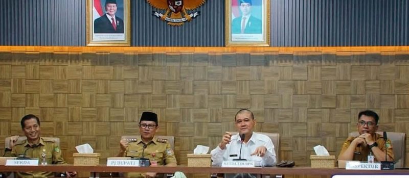 Penjabat (Pj) Bupati Barito Utara (Barut), Indra Gunawan didampingi oleh Sekda Muhlis beserta unsur kepala perangkat daerah lingkup pemerintah setempat mengikuti rapat entry meeting bersama BPK Perwakilan Kalimantan Tengah (Kalteng), dalam rangka pemeriksaan terinci atas laporan keuangan Pemkab Barut 2024, Senin, 14 Juni 2025. Foto: Diskominfosandi Barut
