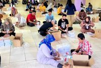 Puluhan orang petugas menyortir dan melipat kertas suara PSU Pilkada Barut di ruang khusus selama dua hari, dari Selasa hingga Rabu besok. Foto: KPU Barut