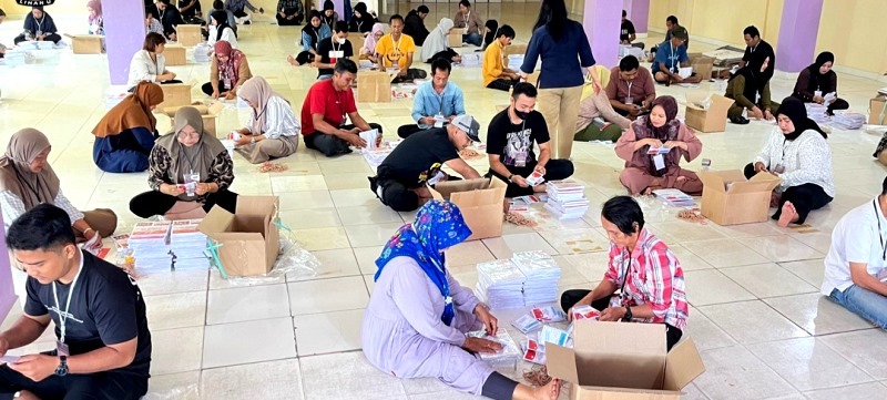 Puluhan orang petugas menyortir dan melipat kertas suara PSU Pilkada Barut di ruang khusus selama dua hari, dari Selasa hingga Rabu besok. Foto: KPU Barut