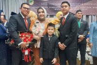 Legislator DPRD Barito Utara (Barut), Kalteng, Rosi Wahyuni (tengah). Foto: @Rochie Almer/Instagram