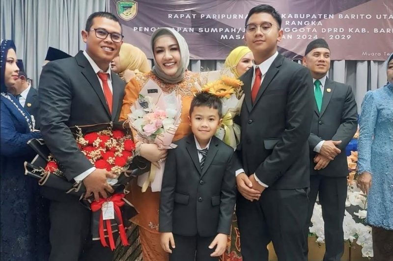 Legislator DPRD Barito Utara (Barut), Kalteng, Rosi Wahyuni (tengah). Foto: @Rochie Almer/Instagram