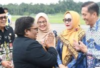 Pj Bupati Barito Utara (Barut) Indra-Gunawan dan jajaran, menyambut kedatangan Wakil Menteri Dalam Negeri (Wamendagri) Ribka Haluk, yang tiba di Bandara Haji Muhammad Sidik, Muara Teweh, dalam rangka kunjungan kerja ke Barut, Kamis, 17 Juli.2025. Foto: Diskomimfosand Barut
