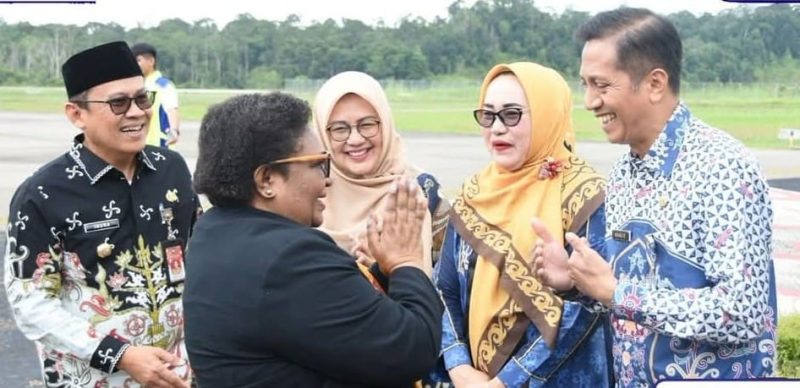 Pj Bupati Barito Utara (Barut) Indra-Gunawan dan jajaran, menyambut kedatangan Wakil Menteri Dalam Negeri (Wamendagri) Ribka Haluk, yang tiba di Bandara Haji Muhammad Sidik, Muara Teweh, dalam rangka kunjungan kerja ke Barut, Kamis, 17 Juli.2025. Foto: Diskomimfosand Barut
