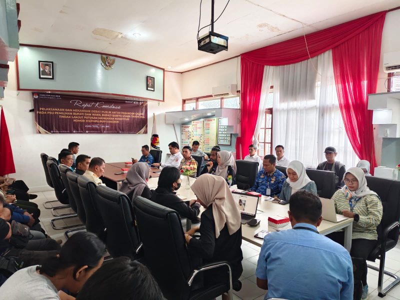 Komisi Pemilihan Umum (KPU) Barito Utara (Barut), Kalimantan Tengah, kembali menyelenggarakan rapat lanjutan terkait pelaksanaan dan prosedur atau mekanisme debat publik pasangan calon pemungutan ulang suara (PSU) Pilkada 2024, Kamis sore, 17 Juli 2025. Foto: Istimewa