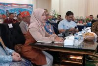 Ketua KPU Barut, Siska Dewi Lestari, memberikan penjelasan soal persiapan PSU Pilkada 2024 dalam kunjungan Wamendagri Ribka Haluk yang berlangsung di rumah jabatan Bupati Barut, Jumat, 18 Juli 2025. Foto: Istimewa