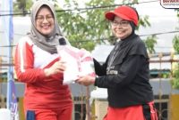 Pj Ketua TP-PKK Barito Utara (Barut), Kalteng, Melly Novita Indra Gunawan, menunjukkan apresiasinya kepada masyarakat yang aktif menjaga kesehatan melalui olahraga. Foto: Diskominfosandi Barut