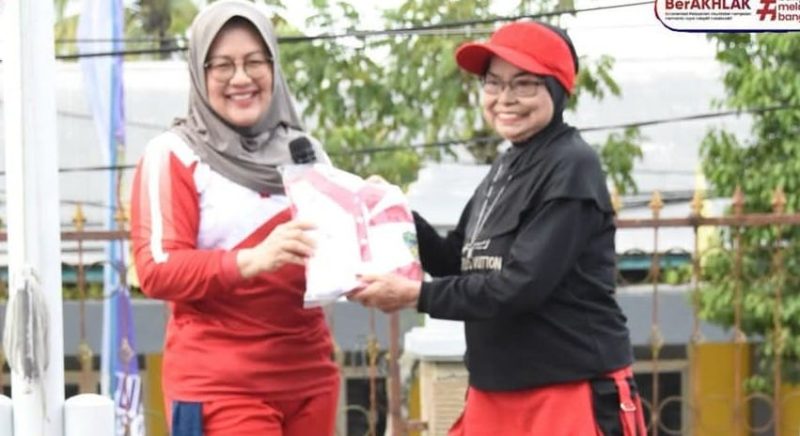 Pj Ketua TP-PKK Barito Utara (Barut), Kalteng, Melly Novita Indra Gunawan, menunjukkan apresiasinya kepada masyarakat yang aktif menjaga kesehatan melalui olahraga. Foto: Diskominfosandi Barut