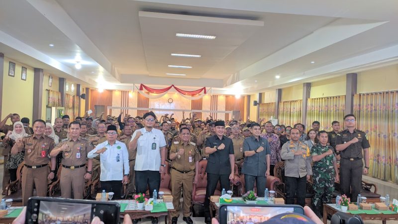 Bupati Tanah Laut, H Rahmat Trianto, mengumpulkan 130 kepala desa dan 5 lurah dalam kegiatan peresmian Koperasi Merah Putih yang dilaksanakan di Gedung Sarantang Saruntung pada Senin, 21 Juli 2025. Foto: M Lutfi Ashidiqi/1tulah.com