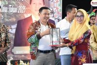 Pj Bupati Barito Utara (Barut), Kalteng, Indra Gunawan, secara resmi membuka Pergelaran Seni Budaya dan Promosi yang dilaksanakan di Water Front City (WFC) Muara Teweh, Rabu, 23 Juli 2025. Foto: Diskominfosandi Barut
