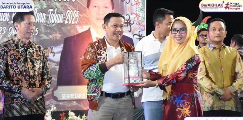 Pj Bupati Barito Utara (Barut), Kalteng, Indra Gunawan, secara resmi membuka Pergelaran Seni Budaya dan Promosi yang dilaksanakan di Water Front City (WFC) Muara Teweh, Rabu, 23 Juli 2025. Foto: Diskominfosandi Barut