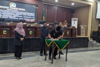 Bupati Kabupaten Tanah Laut (Tala), H Rahmat Trianto, secara resmi mengesahkan 4 Rancangan Peraturan Daerah (Perda) dalam rapat paripurna Dewan Tala di Ruang Sidang DPRD Tala pada Senin, 21 Juli 2025. Foto: M lutfi Ashidiqi/1tulah.com