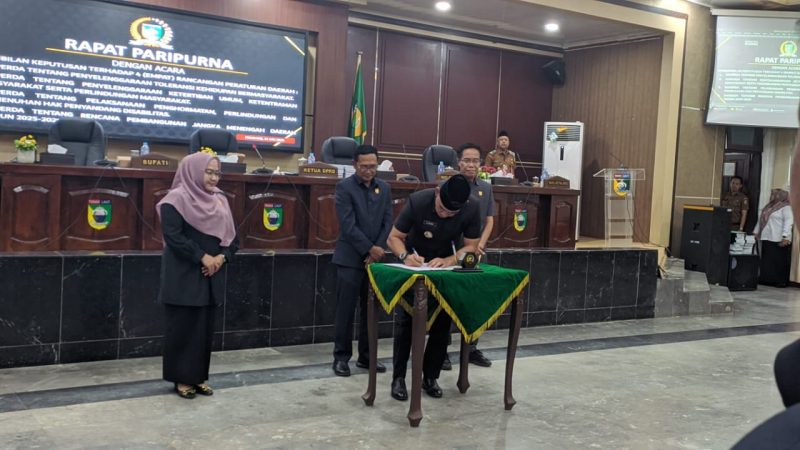 Bupati Kabupaten Tanah Laut (Tala), H Rahmat Trianto, secara resmi mengesahkan 4 Rancangan Peraturan Daerah (Perda) dalam rapat paripurna Dewan Tala di Ruang Sidang DPRD Tala pada Senin, 21 Juli 2025. Foto: M lutfi Ashidiqi/1tulah.com