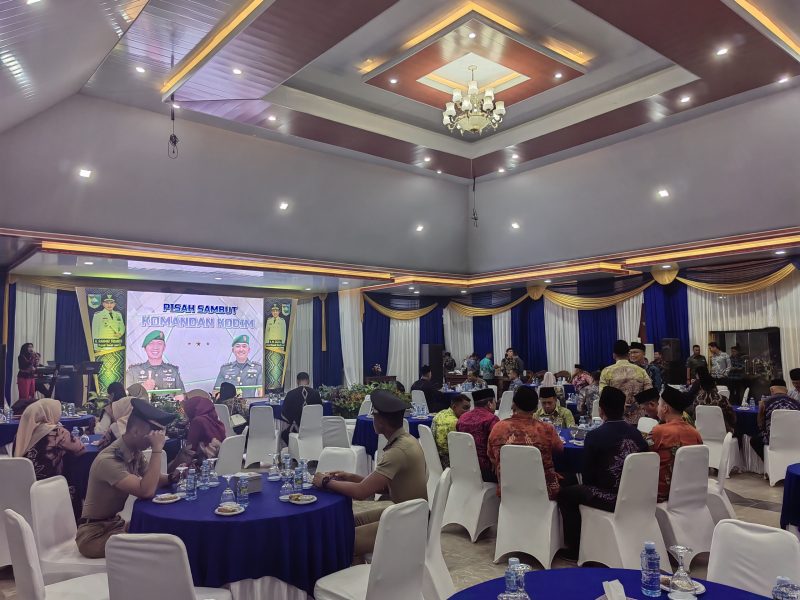 Suasana hangat dan penuh semangat kebersamaan menyelimuti acara pisah sambut Komandan Kodim (Dandim) 1009/Tanah Laut dari Letkol Inf Indar Irawan kepada Letkol Inf Adhy Irawan, yang digelar di Balairung Tuntung Pandang, Senin 21 Juli 2025. Foto: M Lutfi Ashidiqi/1tulah.com