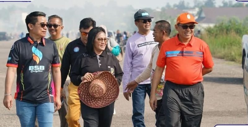 Dalam rangka menyukseskan pelaksanaan Batara Expo 2025, Pemkab Barito Utara (Barut), Kalteng, menggelar kegiatan kerja bakti massal yang dilaksanakan di lokasi eks Bandara Lama Beringin, Muara Teweh, pada Jumat pagi, 25 Juli 2025. Foto: Diskominfosandi Barut