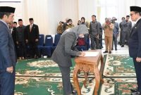 Pemkab Barito Utara (Barut), Kalteng. melaksanakan pelantikan dan pengambilan sumpah/janji jabatan bagi sejumlah pejabat administrator, pejabat pengawas, pengganti antarwaktu (PAW) kepala desa (kades), serta PAW anggota badan permusyawaratan desa (BPD), bertempat di Aula Rumah Jabatan Bupati Barut, Senin, 28 Juli 2025. Foto: Diskominfosandi Barut