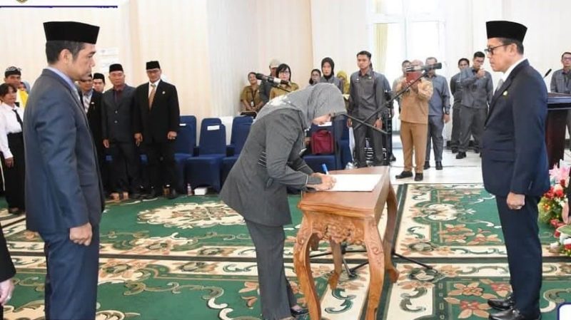 Pemkab Barito Utara (Barut), Kalteng. melaksanakan pelantikan dan pengambilan sumpah/janji jabatan bagi sejumlah pejabat administrator, pejabat pengawas, pengganti antarwaktu (PAW) kepala desa (kades), serta PAW anggota badan permusyawaratan desa (BPD), bertempat di Aula Rumah Jabatan Bupati Barut, Senin, 28 Juli 2025. Foto: Diskominfosandi Barut