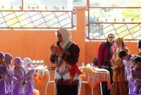 Bunda PAUD Barito Utara (Barut), Kalteng, Melly Indra Gunawan, melaksanakan kunjungan silaturahmi dalam rangka mendorong program PAUD untuk memberikan pelayanan Pendidikan Anak Usia Dini Holistik Integratif (PAUD HI) bertempat di TK Bunda Piara Muara Teweh, Senin pagi, 28 Juli 2025. Foto: Diskominfosandi Barut