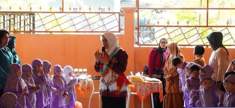 Bunda PAUD Barito Utara (Barut), Kalteng, Melly Indra Gunawan, melaksanakan kunjungan silaturahmi dalam rangka mendorong program PAUD untuk memberikan pelayanan Pendidikan Anak Usia Dini Holistik Integratif (PAUD HI) bertempat di TK Bunda Piara Muara Teweh, Senin pagi, 28 Juli 2025. Foto: Diskominfosandi Barut